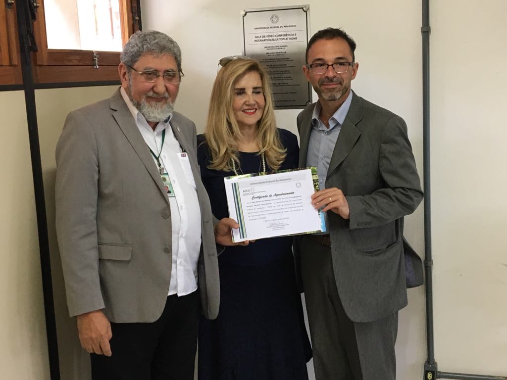 Vice-reitor da Ufam, professor Jacob Cohen, assessora da ARII-UFAM, Leda Duwe Leão Brasil e o representante da Boeing, Ítalo Romani de Oliveira apresentam certificado de cooperação entre as duas instituições